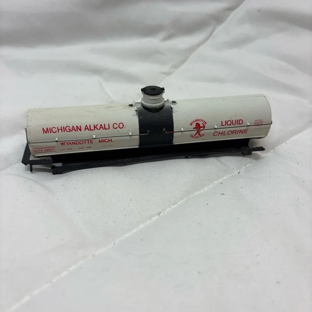 HO SCALE ATHEARN MICHIGAN ALKALI TANK CAR KIT BUILT O/B